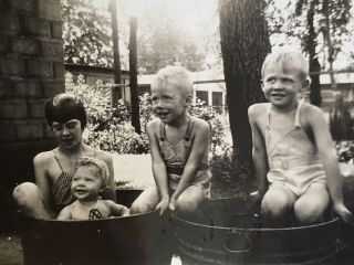 1940’s Four Siblings School Kids Take A Dip In Wash Basin Tubs Vintage Photo