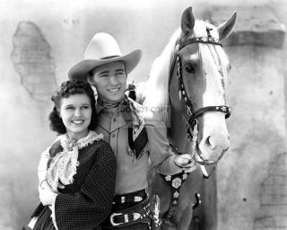 Roy Rogers And Lynne Roberts In " Billy The Kid Returns " - 8x10 Photo (ww033)