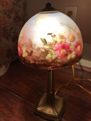 " Moe Bridges " Of Milwaukee Reverse Painted Shade Lamp With Flowers And Bumblees