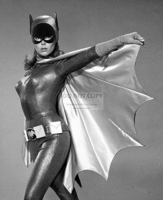 Yvonne Craig As " Batgirl " In Tv Series " Batman " - 8x10 Publicity Photo (ep - 673)