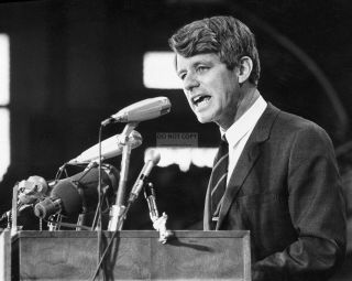Senator Robert Kennedy At An Election Rally In 1968 - 8x10 Photo (sp504)