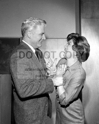 William Hopper And Barbara Hale On The Set Of " Perry Mason " - 8x10 Photo (rt197)