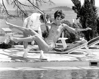 Albert Finney Throws Audrey Hepburn Into A Swimming Pool - 8x10 Photo (fb - 714)