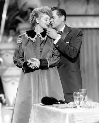 Lucille Ball And Desi Arnaz In " I Love Lucy " - 8x10 Publicity Photo (az481)