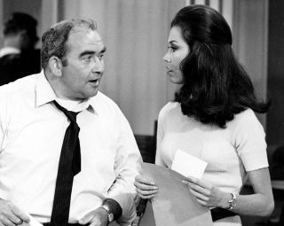Mary Tyler Moore And Ed Asner (lou Grant) - 8x10 Publicity Photo (zy - 859)