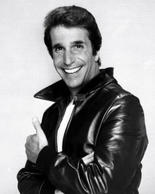 Henry Winkler As " Fonzie " In The Tv Show " Happy Days " - 8x10 Photo (op - 892)