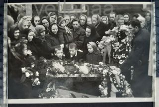 1961 Funeral Of Child Girl Cemetery Dead Post Mortem Soviet People Vintage Photo
