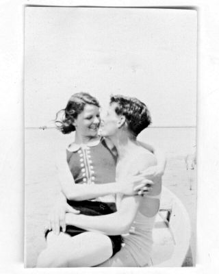 Vintage Photo: Lovers Couple Kiss Man Woman Girl Lady Male Swimsuit 30s