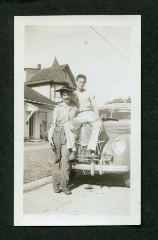 Vintage 1945 Photo Men In Arms W/ Women 