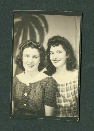 Vintage 1940s Photo Pretty Girls In Tropical Photobooth 410110