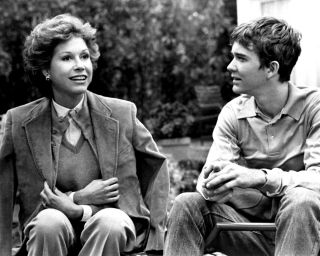 Mary Tyler Moore And Timothy Hutton In " Ordinary People " - 8x10 Photo (zy - 829)