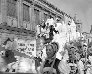 Shirley Temple On Float In Macy 