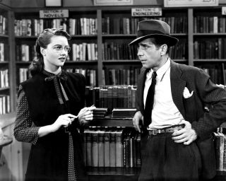 Humphrey Bogart & Dorothy Malone In " The Big Sleep " 8x10 Publicity Photo (mw348)