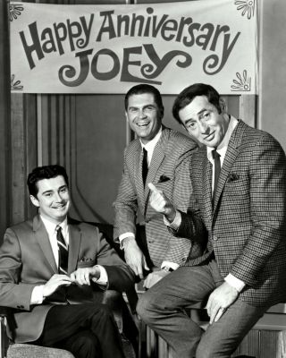 Regis Philbin And Johnny Mann On " The Joey Bishop Show " - 8x10 Photo (ab - 491)