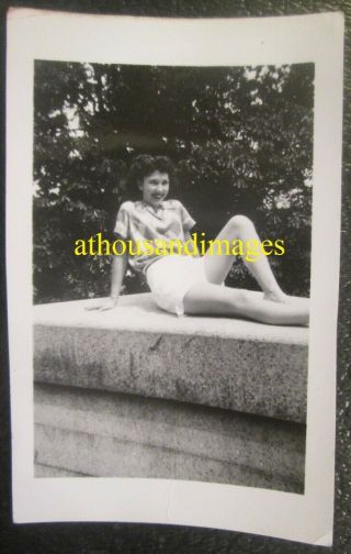 Vintage 1940s Photo Sexy Woman In Shorts Sitting Posed Summer Fashion Aa145