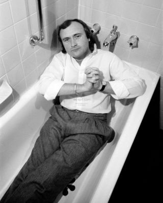 Phil Collins In Bathtub Drummer Singer Songwriter 8x10 Publicity Photo (dd - 162)
