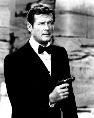 Roger Moore As James Bond " The Spy Who Loved Me " - 8x10 Publicity Photo (zy - 885)