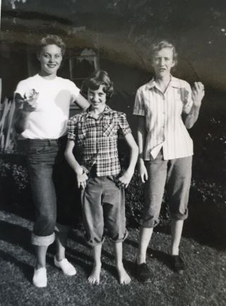 Vintage 1940’s Three School Girls Sisters Eat Apples Barefoot Photo