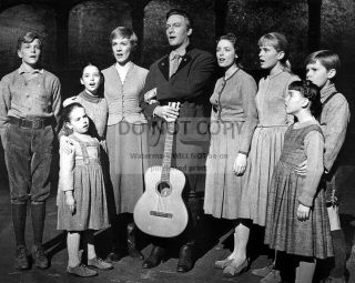 Julie Andrews And Christopher Plummer In " The Sound Of Music " 8x10 Photo (cc415)