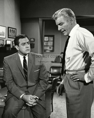 Raymond Burr And William Hopper In " Perry Mason " - 8x10 Publicity Photo (op - 654)