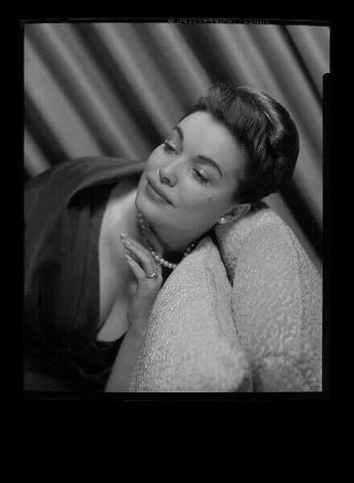 Z805b Vintage 1950s Hollywood 4x5 " Negative Photo Lovely Woman Model In Pearls