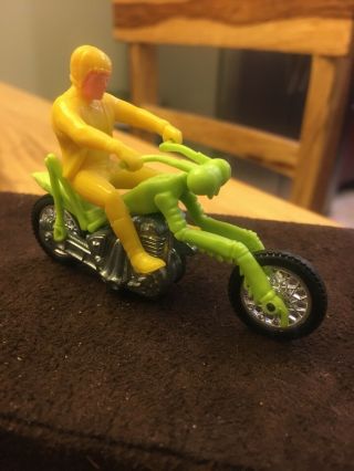Hot Wheels Rrrumblers Rumblers Motorcycle Preying Menace - 1973 Green/yellow Rider