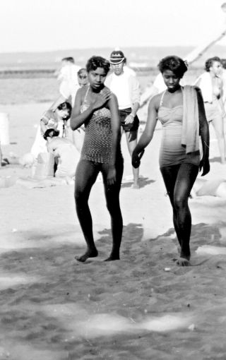 Vtg 1950s 35mm Negative Beach Scene African American Women Walking Sand 223 - 37