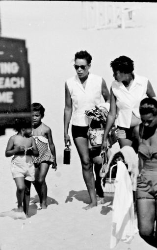 Vtg 1950s 35mm Negative Beach Scene African American Family On Sand Candid 11 - 1