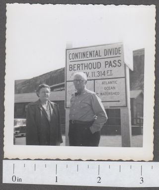 Older Couple At Continental Divide Berthoud Pass Co 1950s Snapshot Photo - T032