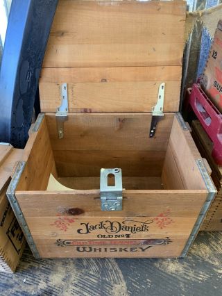 Vintage Jack Daniels Whiskey Old No.  7 Wood Crate Box W/ Magnetic Lid & Handles