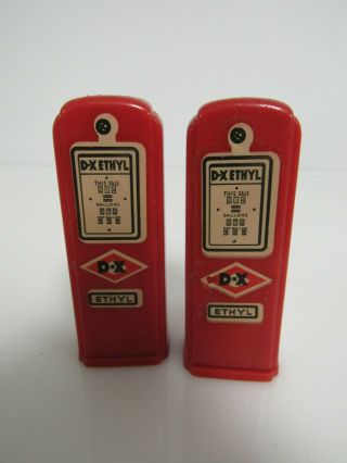 Vintage D - X Ethyl Gas Pump Plastic Salt And Pepper Shakers Set Sb041