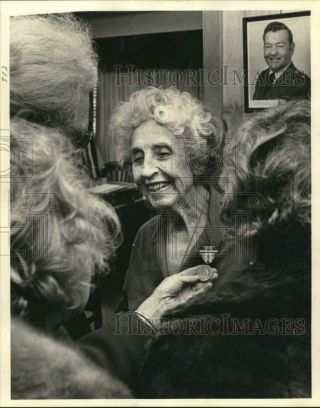 1980 Press Photo Louise Griggs With Friends Shows Off Her Wwi Victory Medal.