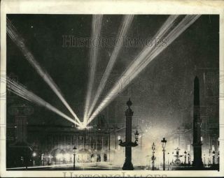 1914 Press Photo Searchlights Scan For German Planes Over Paris,  France In Wwi