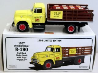 Dte 1:34 First Gear 18 - 2131 Kent Feeds 1957 Stake Truck W/bags Muscatine,  Iowa