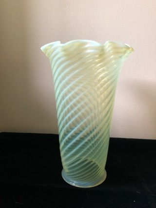 Opalescent/art Glass Swirled Vaseline With Ruffled Top Lamp Shade - 1920 - 1930