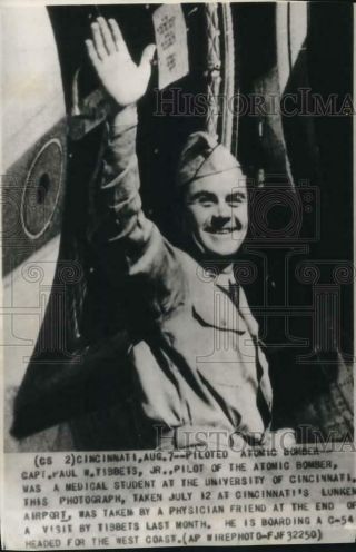 1945 Press Photo Wwii Captain Paul Tibbets,  Jr Boarding A " C - 54 " Plane In Oh