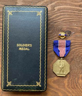 Wwii Us Army Soldiers Medal With Lapel Pin And Case