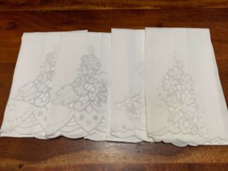 4 Vintage Embroidered White Linen W Trim Fingertip Hand Towels 16”x10.  5” (jl)