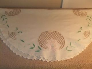 Tablecloth Vintage Oval White Linen W/embroidery Flowers Scalloped Edge.  38tc