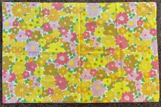Vintage 1970s - Retro Mod Flower Pillowcases By Dan River - Pink & Yellow - Evc
