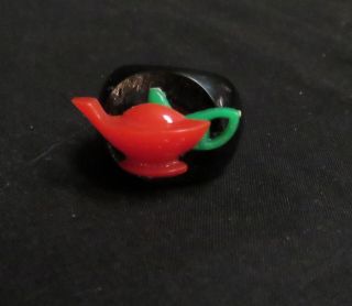 Vintage Aladdin Animated Ring Plastic Black Ring W/red Lamp And Green Genie