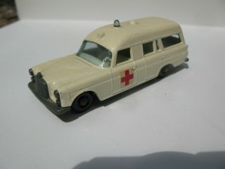 Matchbox Lesney Mercedes " Binz " Ambulance 3