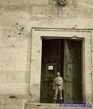 Victory Us Soldier Posed By Marked German Government Building Entrance