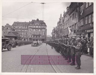 Wwii Signal Corps 8x10 Photo 2nd Division Rifles Patch Pilsen Czechoslovakia 214