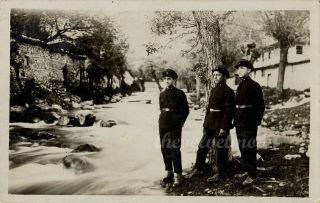 Vintage Male - Rppc 1927 Casual Group Of Young Soldiers Standing By Stream
