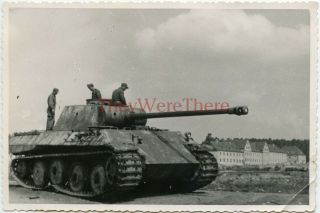 Wwii Photo - 1st Infantry Division - Captured German Panther Tank & Us Gis