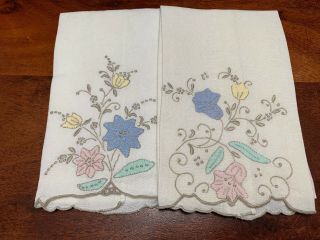 2 Vintage Embroidered White Linen Floral Fingertip Hand Towels 16”x10.  5” (jl)