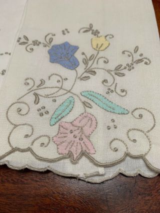 2 Vintage Embroidered White Linen Floral Fingertip Hand Towels 16”x10.  5” (JL) 2