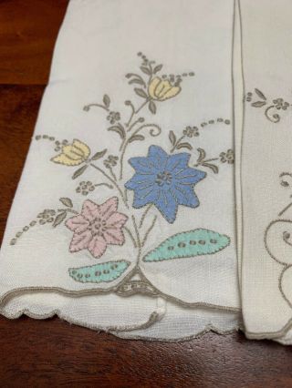 2 Vintage Embroidered White Linen Floral Fingertip Hand Towels 16”x10.  5” (JL) 3