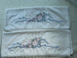 Vtg Set Of 2 Hand Embroidered Pillowcases Fan Roses Lace Trim Pair 29 X 20” B77